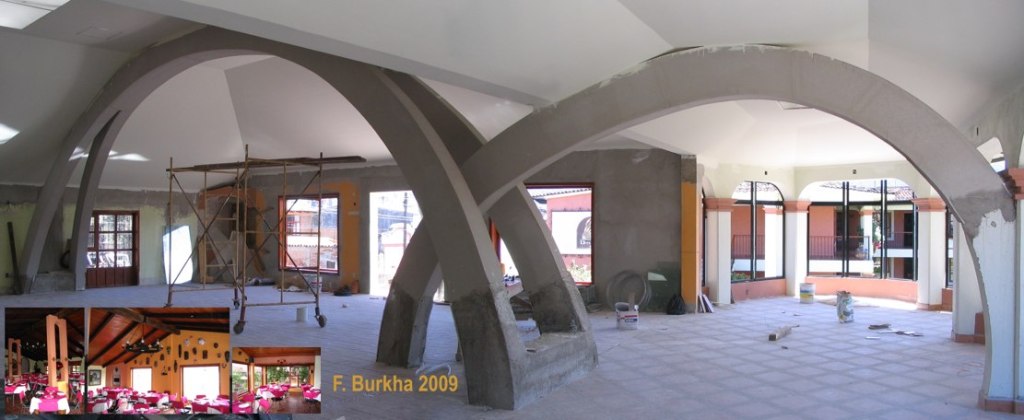 Arcos cargando el techo de las 2 naves del restaurante 2009 (esquina; fotos estado 2008)
