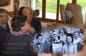 Marguerite et Ernest Schärer  écoutant M. Albert Piot commentant son portrait. 